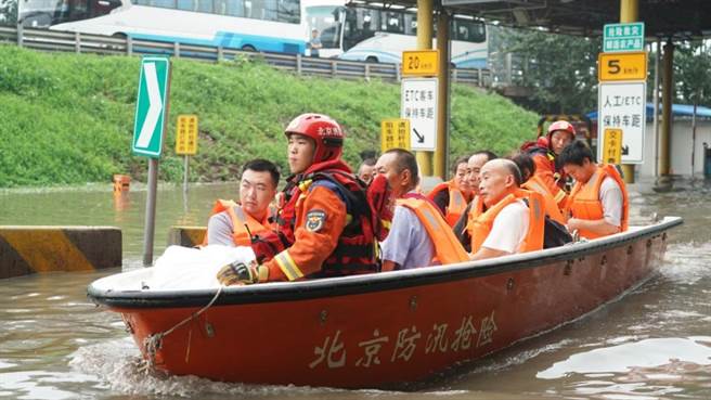 北京、青海相繼發布地質災害氣象風險、長江上游沱沱河洪水紅色預警。圖為2日北京市房山區京港澳高速琉璃河出口，災民眾乘坐救生艇轉往車輛乘車點。（新華社）
