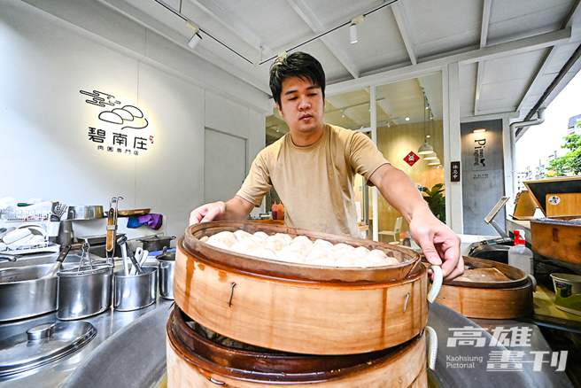叶安祥自小跟着母亲在外挥汗摆摊，本来打定主意不做这行，但不舍母亲年岁渐长，最后返家传承手艺，打开蒸笼香味四溢，成为他日常写照。(摄影/Carter)