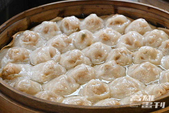 招牌古早味肉圆的外皮，外皮由米浆粉以手工捣成，内馅包入新鲜绞肉，选用较不油腻的温体猪胛心肉，吃得到肉的鲜味。(摄影/Carter)
