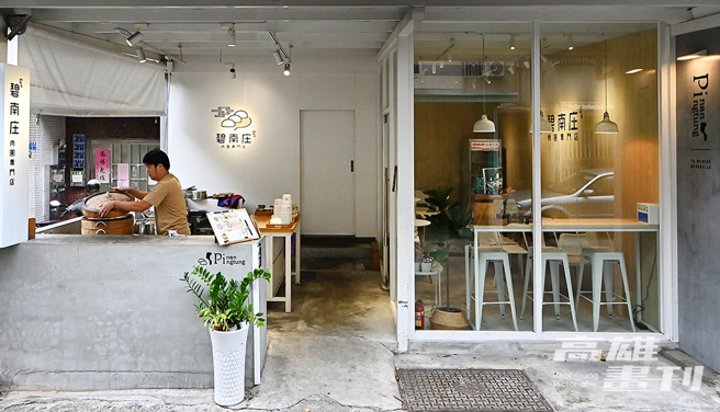碧南庄肉圆专卖店打破传统小吃印象，年轻头家叶安祥以国外马卡龙店为灵感，打造大面落地窗、白色系的清新风格。(摄影/Carter)