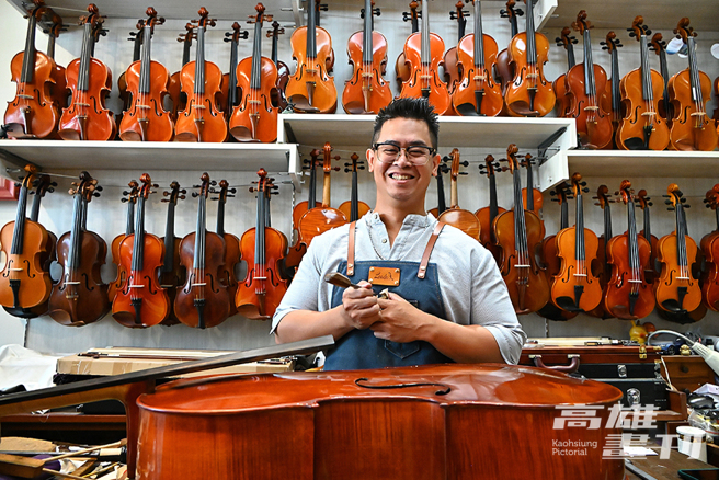 丽的乐器第三代传承王宇寧，曾赴义大利制琴重镇─克里蒙纳学习手工制琴，返臺后成立提琴工作室，提供维修提琴、销售进口提琴、纯手工客制提琴等服务。(摄影/Carter)