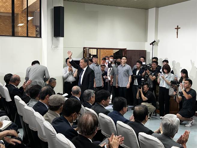 国民党总统参选人侯友宜（起立挥手者）受邀参加台湾文化协会成立百年纪念纪录片发表会。（陈薏云摄）