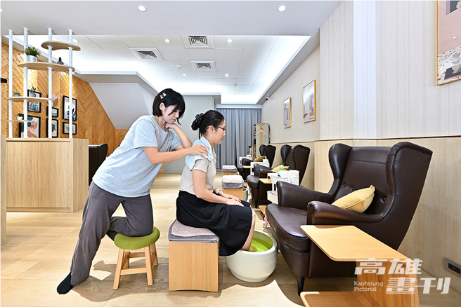 7年级夫妻檔共同创业的主脚足体按摩，温馨自在的体验空间，再加上轻柔的按摩手法，带给民眾对按摩行业的不一样的感受。(摄影/Carter)
