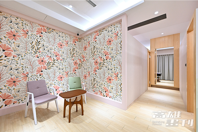 顺着楼梯走上二楼空间，清新温暖的设计风格，让人放松心情，一间间按摩空间提供客人隐私。(摄影/Carter)