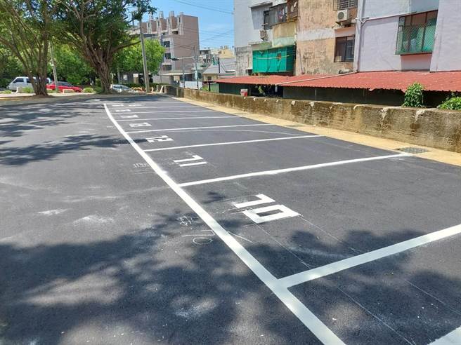 為紓解新竹市生命紀念園區及周邊里民停車需求，新竹市政府今年4月決議開闢成德路與成德一街口閒置空地為停車場，8月7日將正式啟用。（陳育賢攝）