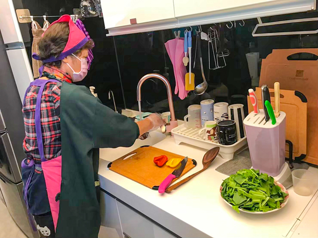 高雄市坐月子到宅服务除了妇婴照顾外，也可依产妇需求客制化制作月子餐。(图片提供/高市府社会局)