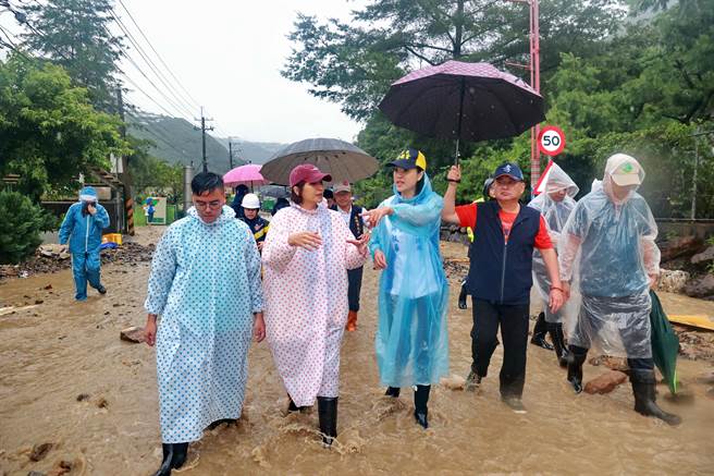 南投縣長許淑華上午至仁愛鄉南豐村聽取簡報並勘災，她已請求行政院副院長鄭文燦若下午天候許可派遣直升機救災。（楊靜茹攝）