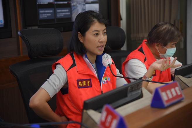 南投縣長許淑華坐鎮災害應變中心，裁示仁愛鄉山區已救災為優先，呼籲一般民眾暫緩上山。（南投縣政府提供／楊靜茹南投傳真）