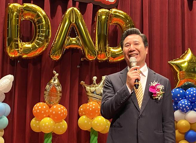 县长陈福海也以同样为人父亲的单纯身份，衷心祝福全天下的爸爸们父亲节快乐！(于家麒摄)