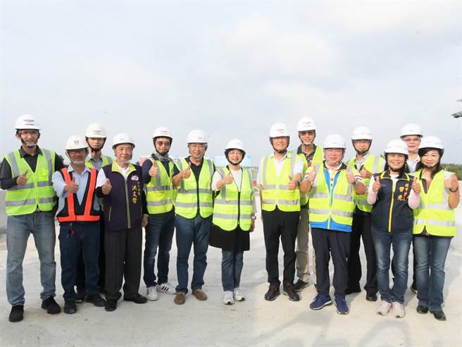 彰化县长王惠美（中）等人日前视察台76线延伸工程第2标工地。（彰县府提供／孙英哲彰化传真）