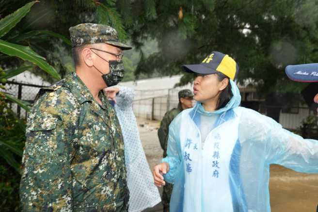 许淑华今上午率县府团会同公路总局埔里工务段、南投县后备指挥部、地方议员及村长，至南丰村省道台14线了解抢灾进度。（图／南投县长许淑华提供）