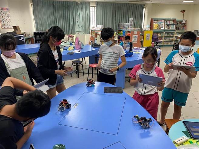 崇明國小以「科技創意急先鋒」為主題研發機器人。(台南市教育局提供／曹婷婷台南傳真)