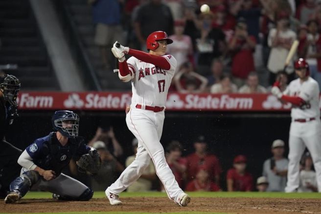 天使队大谷翔平对水手击出二垒打。（美联社）