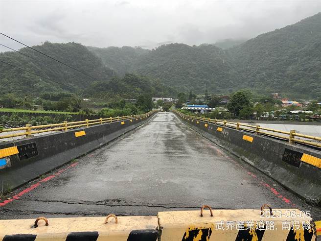 南投山区将降下破千毫米惊人雨量，武界部落「新武界桥」不敌浊水溪冲刷造成桥墩受损、桥面凹陷已封闭。（民眾提供／杨静茹南投传真）