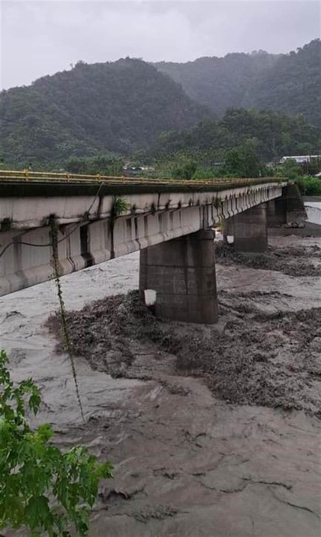 武界部落新武界桥不敌浊水溪冲刷造成桥墩疑似受损，桥面呈现波浪状、凹陷。（民眾提供／杨静茹南投传真）