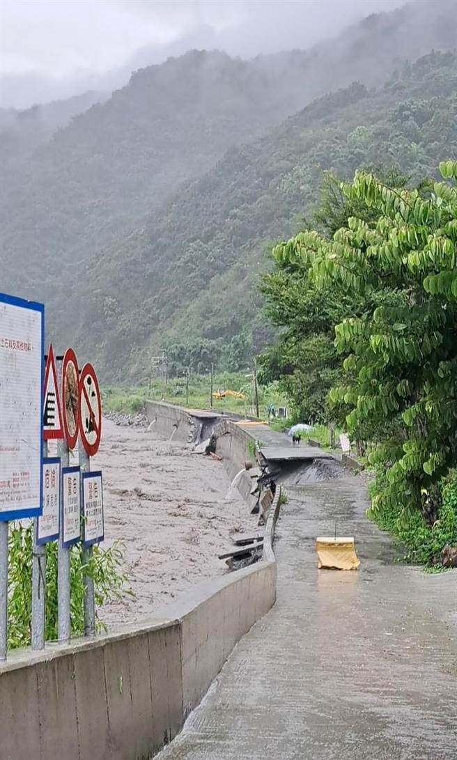 南投山区将降下破千毫米惊人雨量，浊水溪暴涨，武界部落新武界桥附近堤防疑似遭掏空，居民担心溃堤。（民眾提供／杨静茹南投传真）
