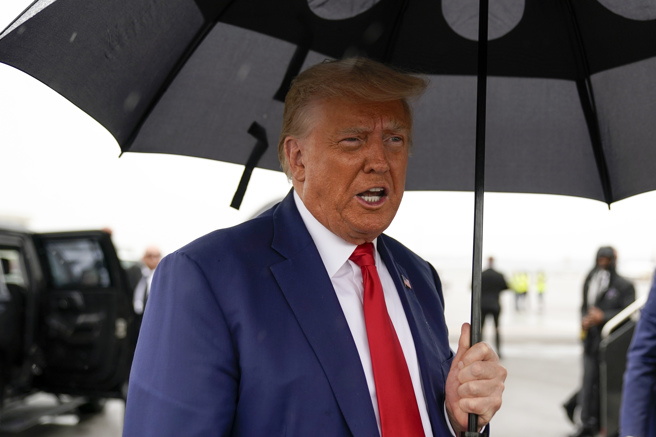 川普因推翻2020年總統大選的作為而面臨全盤的陰謀指控，他稱聯邦對他的起訴「荒謬」。(圖/ 美聯社)