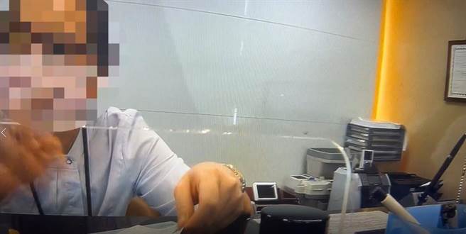 洪妇到银行欲匯款62万元，行员察觉有异通报警方到场协助。(翻摄照片／林郁平台北传真)