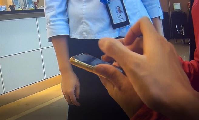 警方发现洪妇的手机内，有假投资诈骗群组。(翻摄照片／林郁平台北传真)