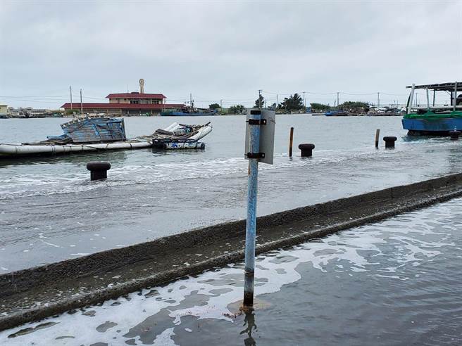 箔子寮渔港今天满潮在下午1点19分发生，少了颱风带来的风暴潮，水位比昨天稍低。（周丽兰摄）