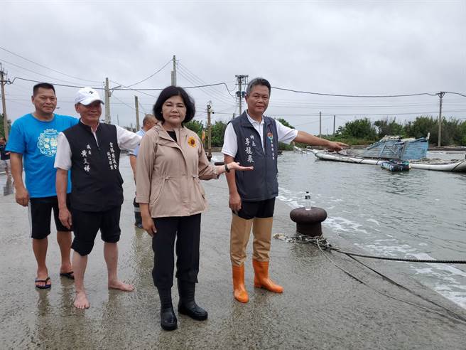 箔子寮渔港今天满潮在下午1点19分发生，少了颱风带来的风暴潮，水位比昨天稍低。（周丽兰摄）