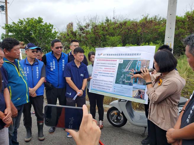 云林县长张丽善解说后续改善方案，旁为县府水利处长许宏博、工务处长汪令尧、农业处长魏胜德。（周丽兰摄）