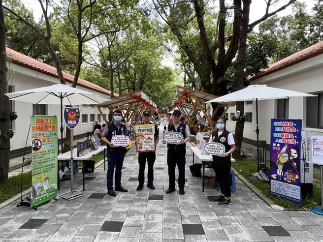 八德警方暑假期间结合地方特色，在八块厝民俗艺术村假日市集设摊犯罪预防宣导活动。（警方提供）