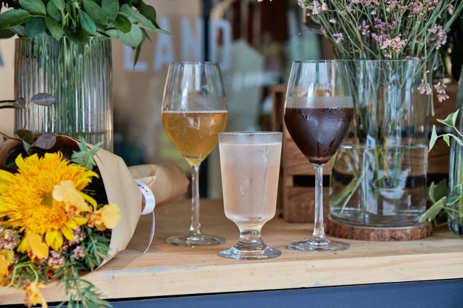 以Club Monaco 2023夏季系列为灵感的独家限定调饮。（CLUB MONACO提供/林欣仪台北传真）