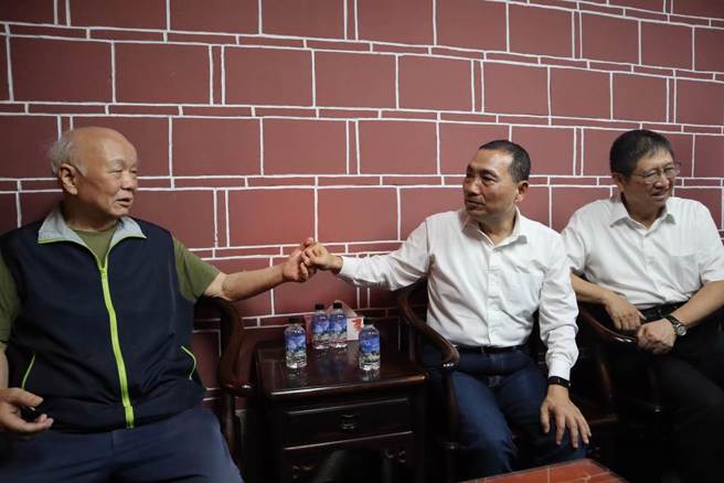 国民党总统参选人侯友宜（中）4日到义民庙参拜同时拜访民进党大老林光华（左）。（资料照,邱立雅摄）