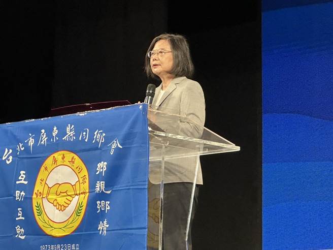 蔡英文致詞時表示，很高興屏東同鄉會創會50週年，她爸爸就是創會的理事長，所以如果爸爸看到今天這麼多人參加，一棒接一棒為了台灣和故鄉努力，一定很高興。（游念育攝）