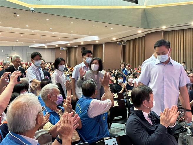 蔡英文總統今下午赴台北市屏東縣同鄉會創會50週年慶暨第20屆第2次會員大會。（游念育攝）