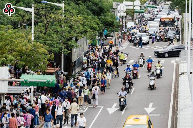 台北市公园及人行道树木近20万多株，国民党台北市议员詹为元指出，私树遮蔽摄影机、路灯或路牌等，私树所有权人不愿意修剪或联络不上，北市府应研拟配套因应。（本报资料照片）