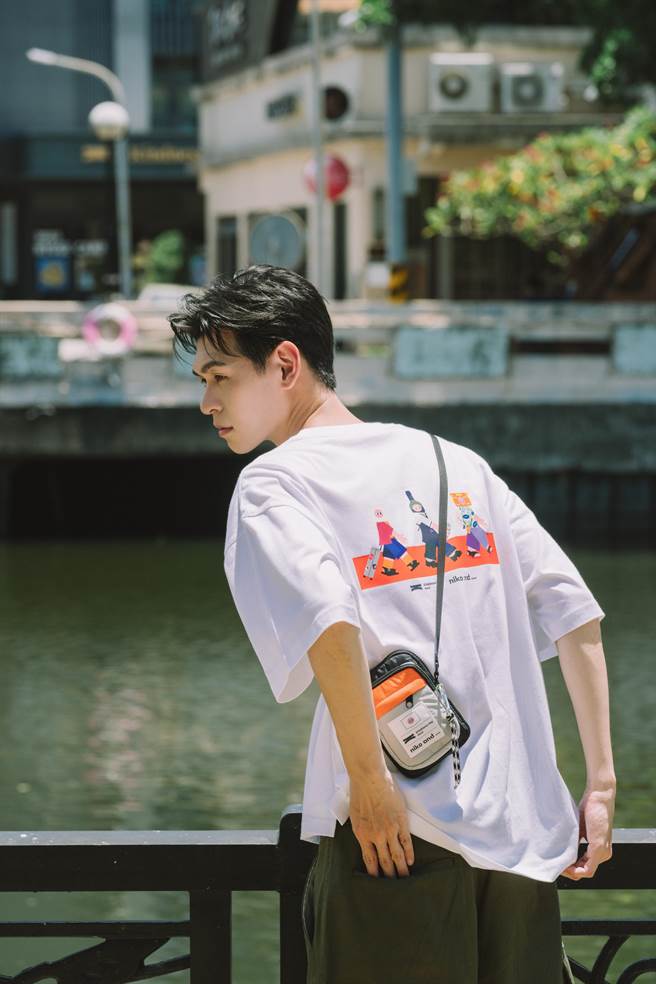 niko and… x 康橋慢旅短袖T恤1490、迷你小包1290元。（niko and… 提供／林欣儀台北傳真