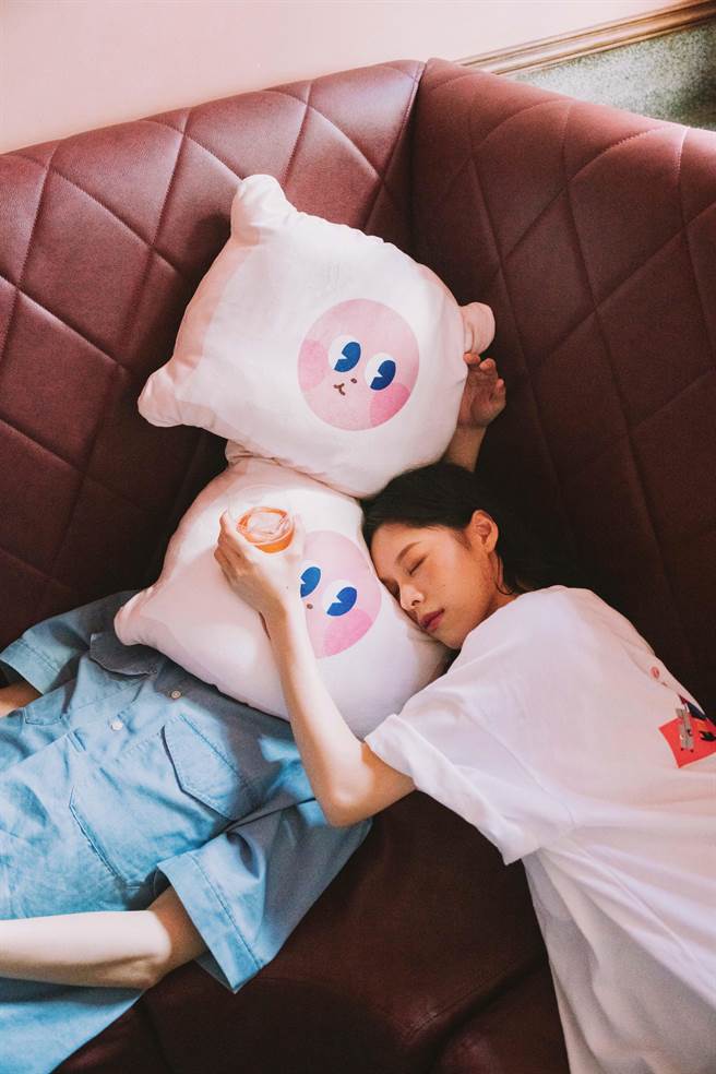 niko and… x 康橋慢旅QQ抱枕，970元。（niko and… 提供／林欣儀台北傳真） 