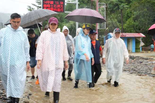畫面為許淑華今上午率縣府團會同公路總局埔里工務段、南投縣後備指揮部、地方議員及村長，至南豐村省道台14線了解搶災進度。（圖／南投縣長許淑華提供）