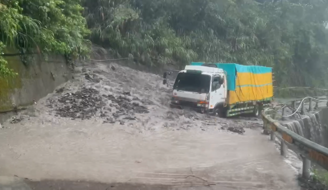力行产业道路土石流画面曝光！道路遭埋「卡车陷土中」人车受困。(仁爱乡公所提供)