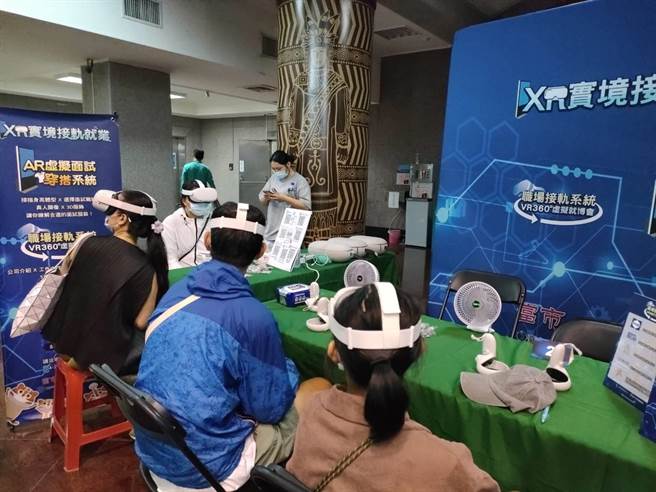 台中原住民就业服务据点5日上午于丰原旧议政大楼揭牌启用，劳工局在现场提供VR360度职场接轨系统VR展示体验，即使求职者没有亲到公司，也能实际感受企业环境，加速就业媒合。（潘虹恩摄）