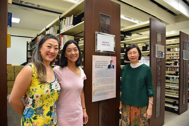 张筱融、张又婷女士与国图馆长曾淑贤于张灏院士藏书展架前合影。(国图提供／李侑珊台北传真)