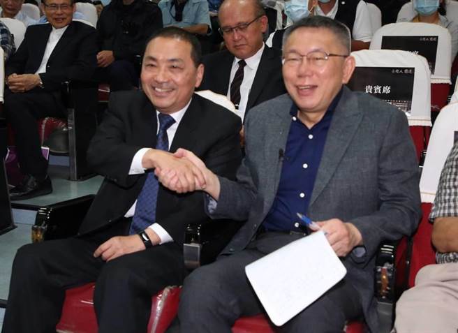 国民党总统参选人侯友宜（前左）和民眾党总统参选人柯文哲（前右）5日同场出席台湾文化协会成立百年纪念「台湾人 前进」纪录片发表会，两人握手致意。（赵双杰摄）