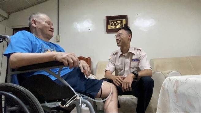 高雄医学大学呼吸治疗学系毕业生许子豪在桃园市民政局服生活协助替代役，日前到龙潭访视尹姓老翁时，机警发挥专业救人一命。（民政局提供／蔡明亘桃园传真）