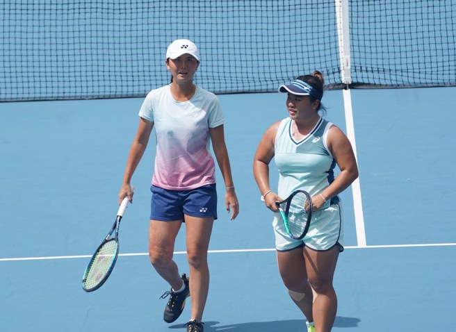 吴芳嫺(左)、梁恩硕携手拿下网球女双金牌。(大专体总提供)