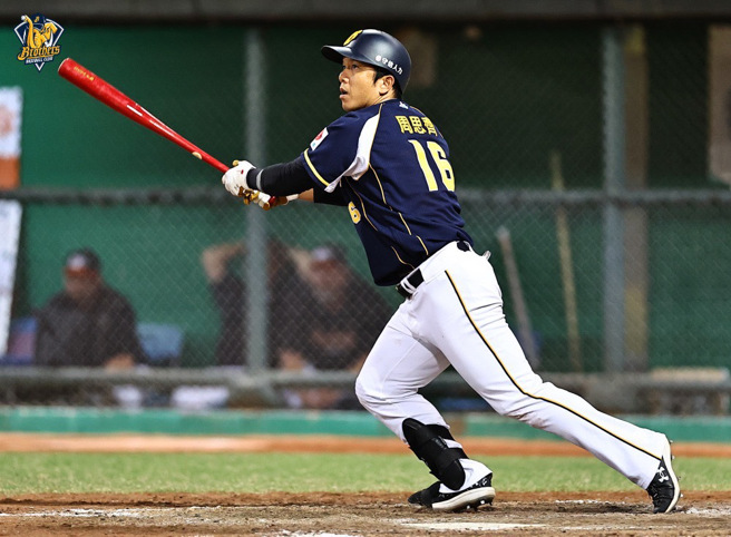 中信兄弟周思齊在8月4日花蓮故鄉達成生涯1700場出賽。（中信兄弟提供）