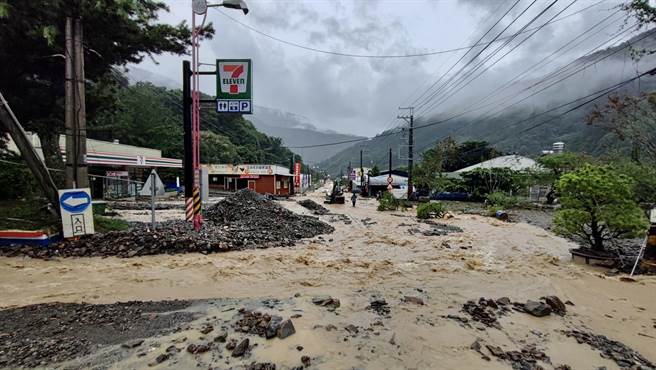 南投县仁爱乡南丰村这家加油站位于台14线旁，921地震后4度遭土石流淹没，堪称最惨受灾户。（杨静茹摄）