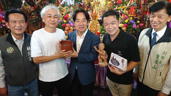 副总统赖清德参拜安平观音亭，民眾送总统府花盆与捏陶塑像，预祝送进总统府。（程炳璋摄）