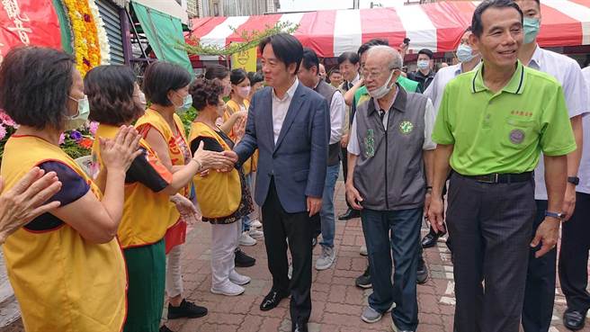 副总统赖清德抵达安平观音亭，与庙宇志工握手寒暄。（程炳璋摄）