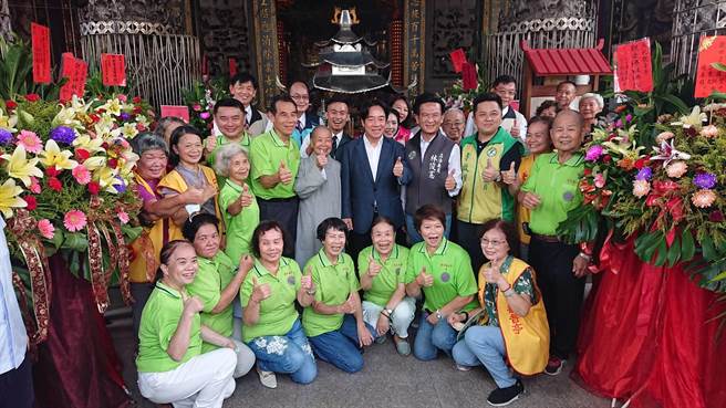 副总统赖清德（第2排右5）参拜安平观音菩萨后与大家合影。（程炳璋摄）