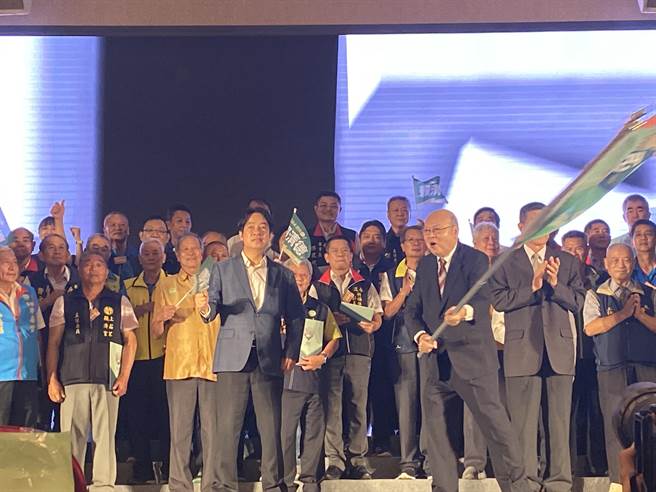 全国保生大帝信赖台湾后援会今天在台南成立，赖清德亲自授旗。（曹婷婷摄）