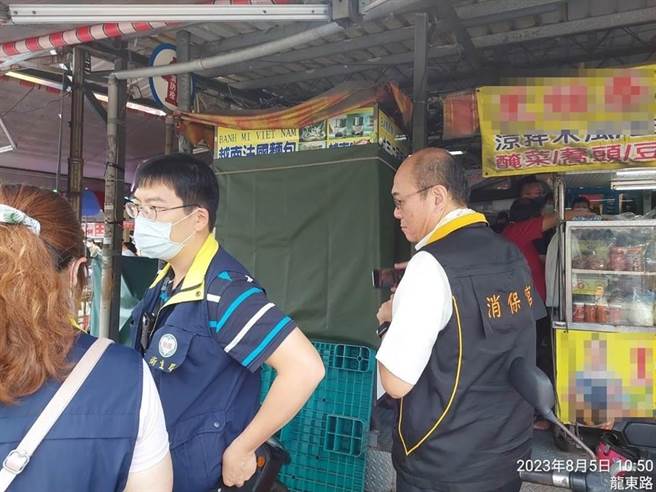 桃园市中坜区忠贞市场某间贩售越南法国麵包的人气摊商，惊传疑似食物中毒事件，截至5日中午个案已有340人。（桃园市卫生局提供）