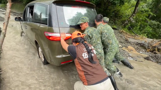 国军救灾军车卡土石。（翻摄「伍丽华｜Saidai / Reseres」粉专）