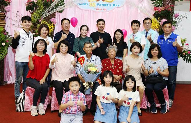 受表扬模范父亲几乎全家总动员，一同参与令人感动的时刻。（嘉义市政府提供∕吕妍庭嘉义传真）